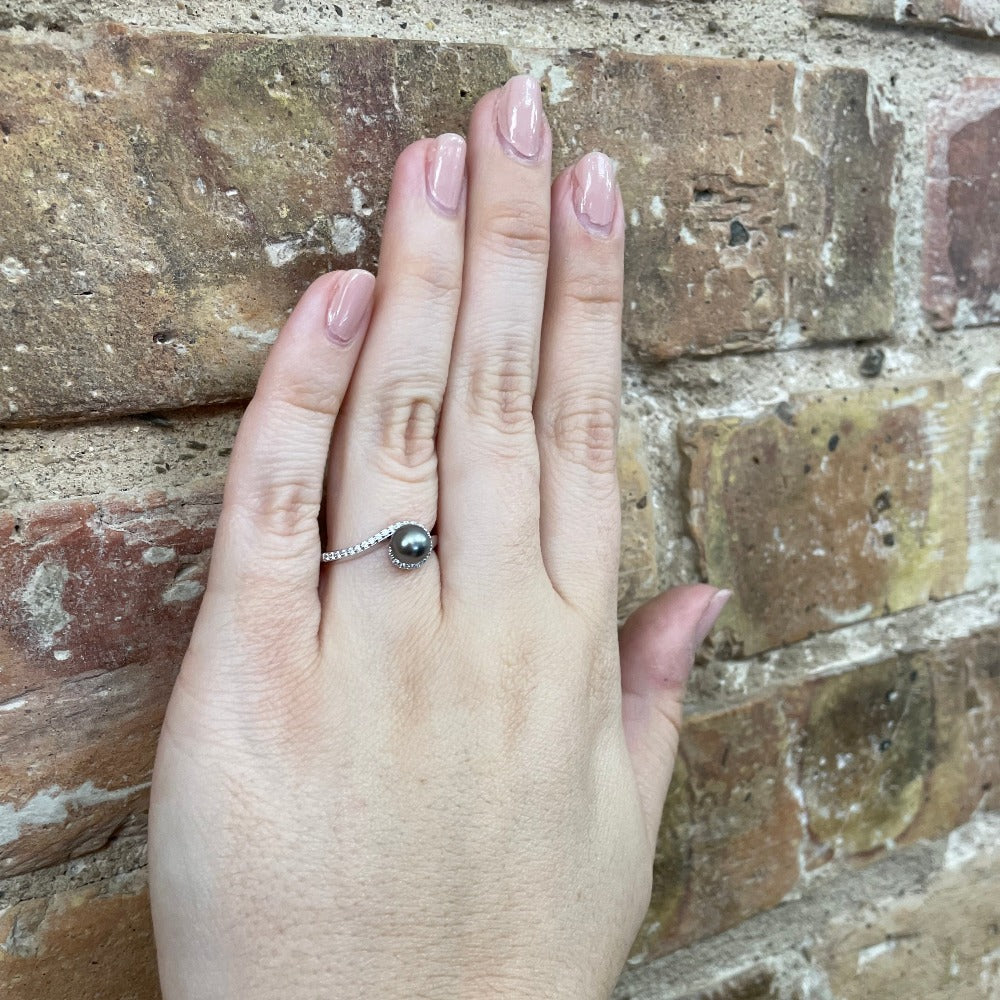 Sterling Silver & Black Pearl Twisting Shell Ring on model