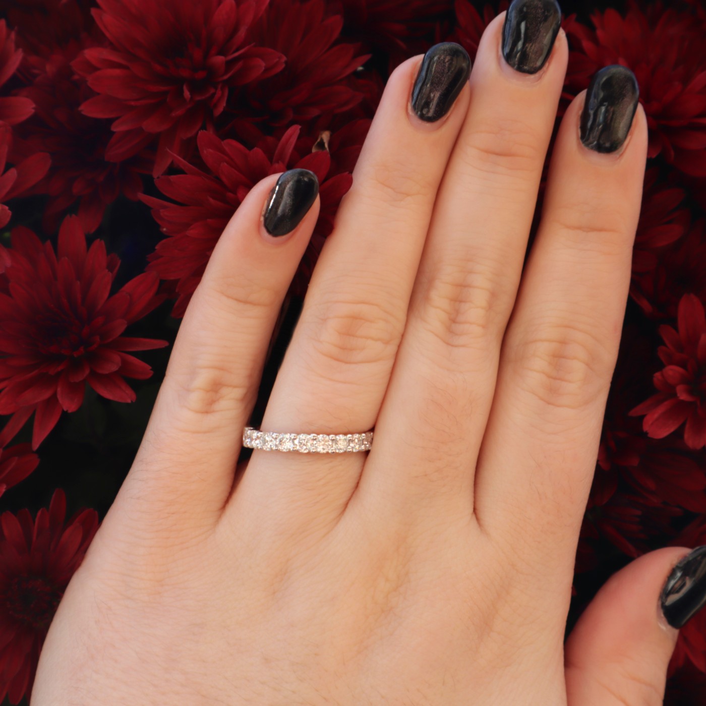 1 ctw shared prong band on hand
