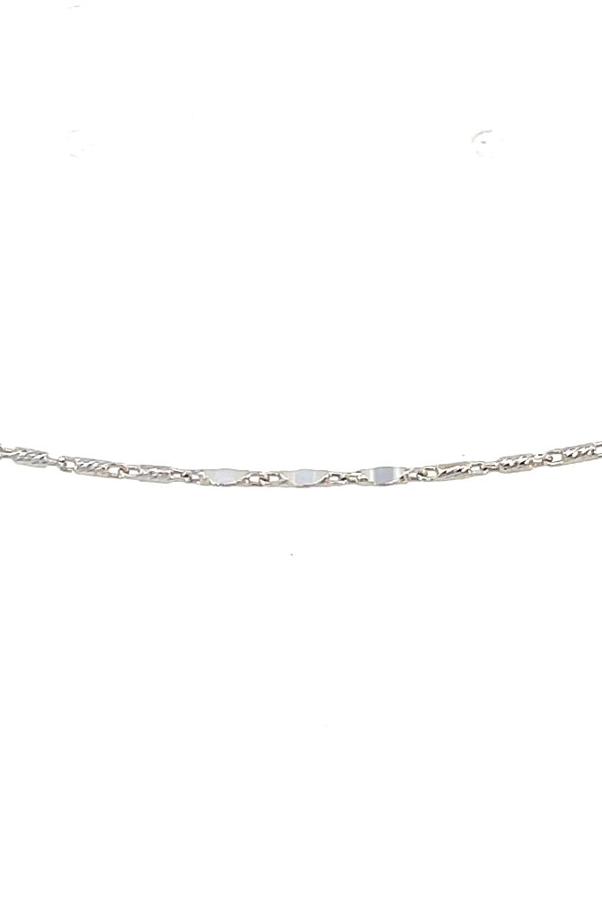 detail view of 14k white gold anklet showing the pattern of 3 flat stations and 5 diamond cut barrel links.
